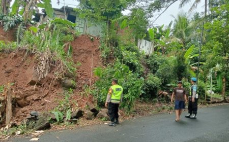 Rumah Terancam Ambruk setelah Tebing di Bawahnya Longsor