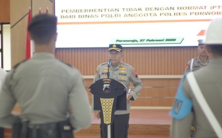 Kapolres Purworejo AKBP Windy Syafutra Pimpin Upacara PTDH