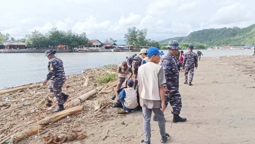 Sekejap Pantai Logending Langsung Bersih, Gerak Cepat TNI AL Bersama Warga Galakkan Kebersihan