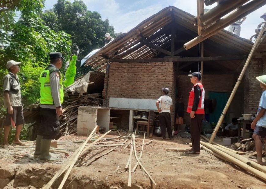Hujan Deras Disertai Angin Kencang Merusak Rumah di Karanggayam Kebumen