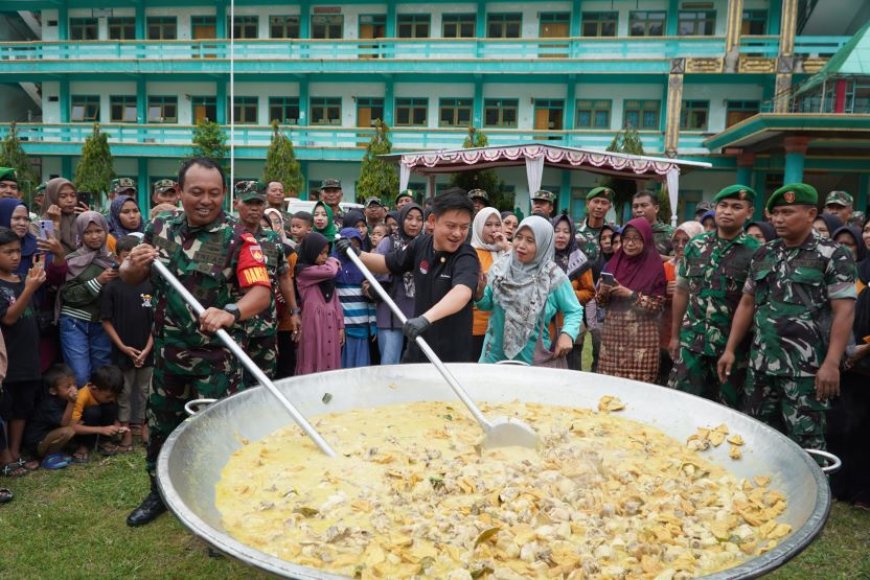 Warga Sempor dan TNI Masak Bersama untuk Buka Puasa 1.000 Warga