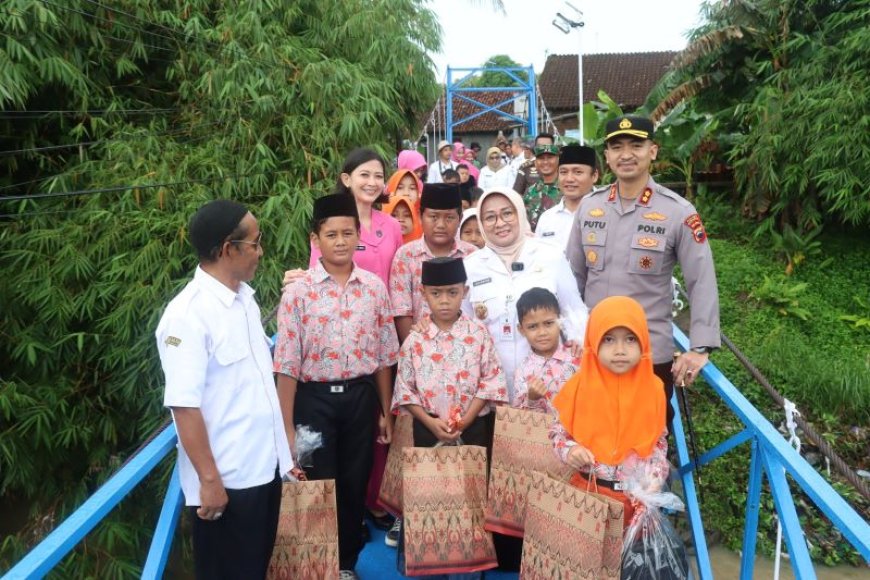 Polres Kebumen Memperbaiki Jembatan Desa