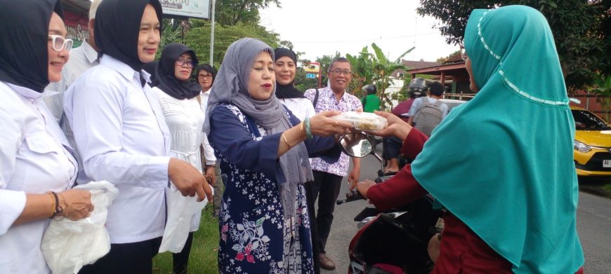 Bersama Kader PSI, Sofia Gudono Berbagi Takjil