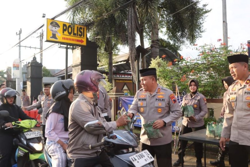 Polres Purworejo Berbagi Takjil dan Santunan Anak Yatim