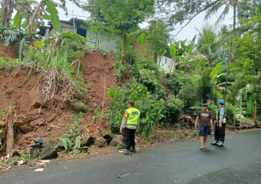 Rumah Terancam Ambruk setelah Tebing di Bawahnya Longsor