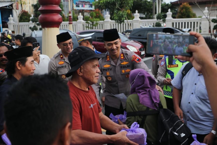 Polres Kebumen Berbagi Takjil Disertai Edukasi Kamtibmas