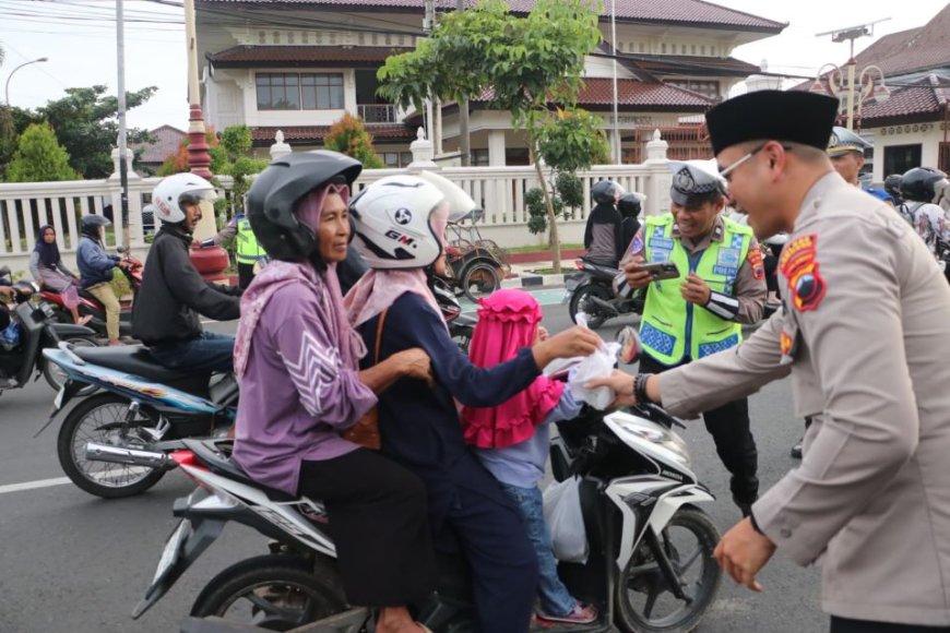 Polres Kebumen Berbagi Takjil Disertai Edukasi Kamtibmas