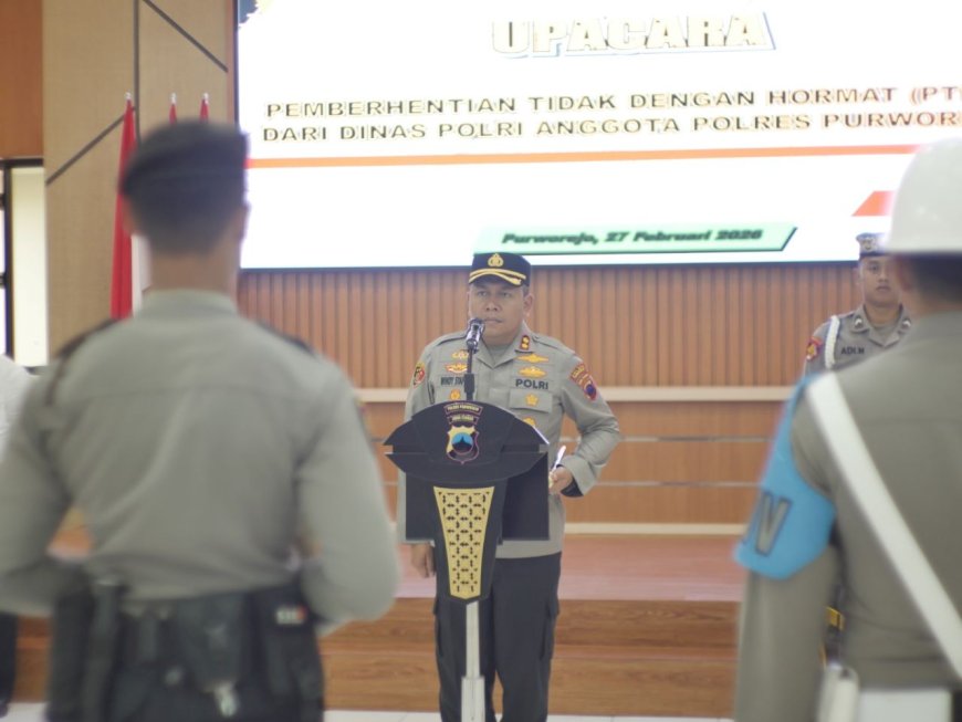 Kapolres Purworejo AKBP Windy Syafutra Pimpin Upacara PTDH