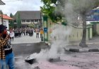 Sempat Bakar Ban Bekas, Lima Warga Demo di Depan Kantor Bupati Kulonprogo