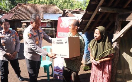 Kapolres Purworejo Salurkan Bantuan untuk Lansia yang Tinggal di Gubuk