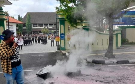 Sempat Bakar Ban Bekas, Lima Warga Demo di Depan Kantor Bupati Kulonprogo