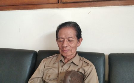 Anggota DPRD Kebumen Tertua ke Kantor Naik Motor Tua