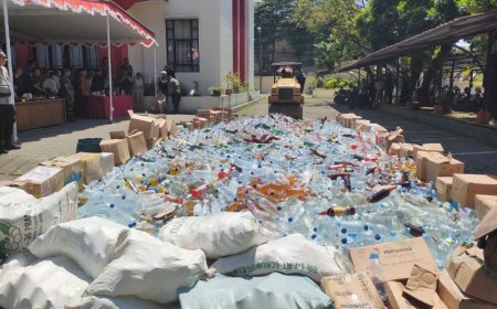 Miras 15 Ribu Botol Dimusnahkan di Halaman Pemkab Klaten