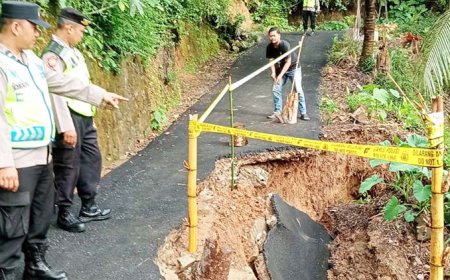 Separuh Jalan Hilang, Tanah Longsor Sebabkan Akses Warga Desa Karangbolong Terganggu