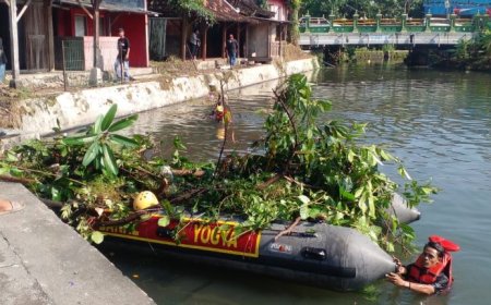 Ratusan Anggota Ormas Bersihkan Sungai Belik dari Sampah