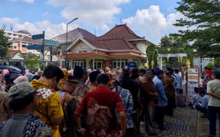 Ribuan Warga Antre Bersalaman dengan Sultan HB X