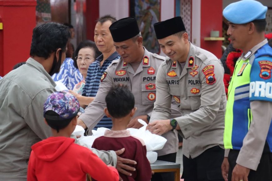 Polres Kebumen dan Klenteng Kong Hwie Kiong Berbagi Takjil