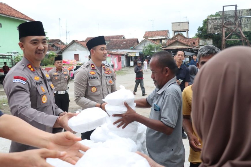 Polres Kebumen dan Klenteng Kong Hwie Kiong Berbagi Takjil