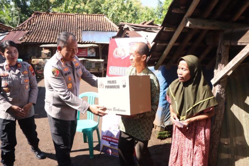 Kapolres Purworejo Salurkan Bantuan untuk Lansia yang Tinggal di Gubuk