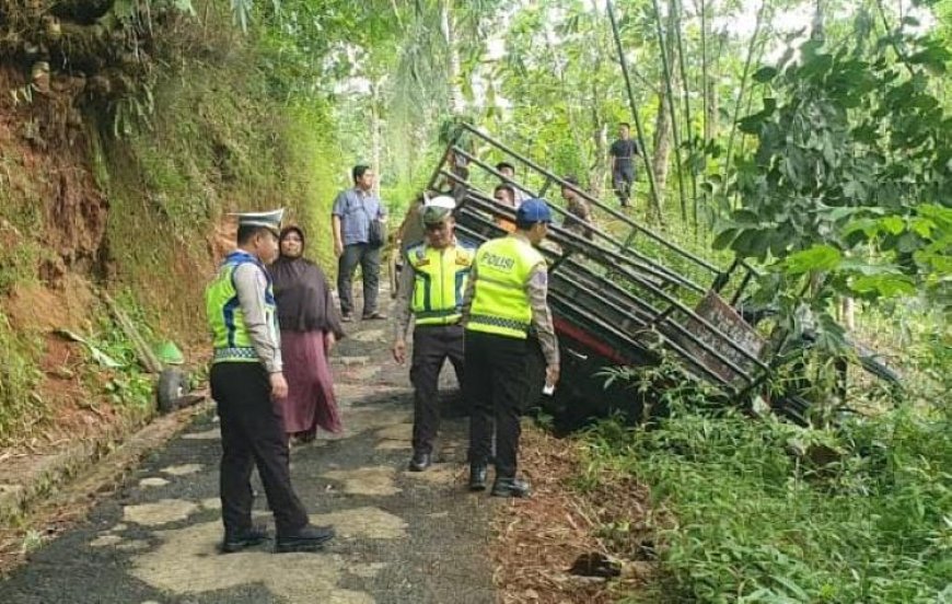 Mobil Pikup Angkut 29 Orang Terguling di Sempor, Tiga Meninggal