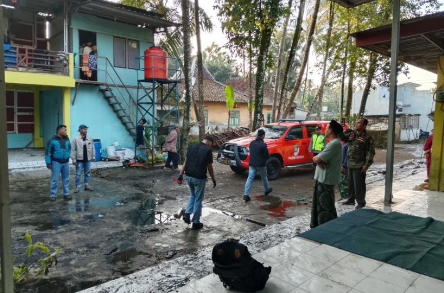 Lantai Dua Ponpes Assidiqiyah Puring Kebumen Hangus