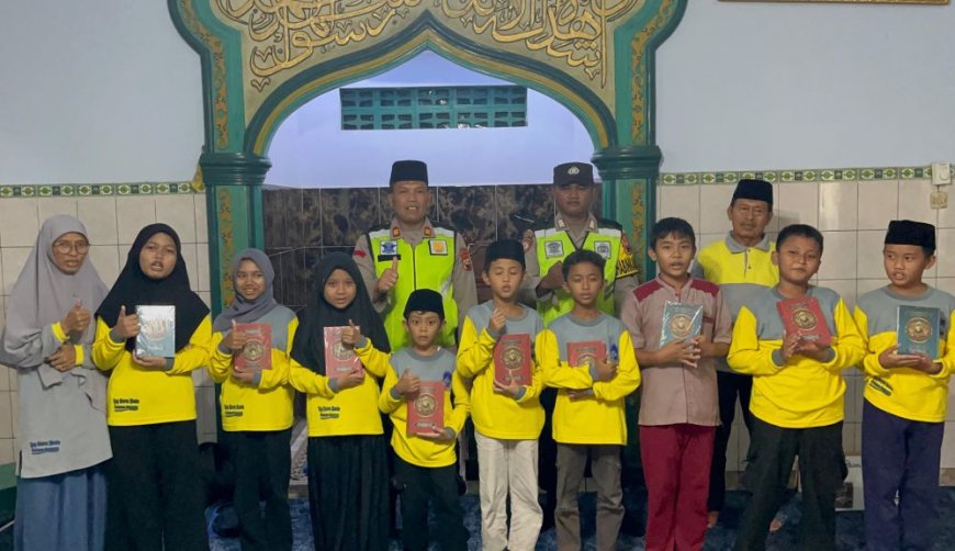 Polres Kebumen Patroli Ngabuburit, Bagikan Al Quran dan Takjil
