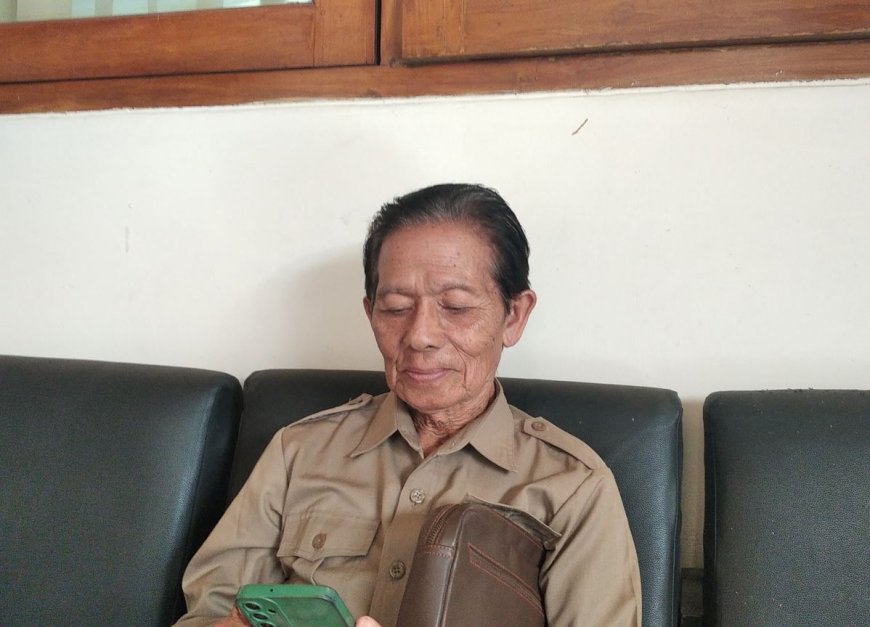 Anggota DPRD Kebumen Tertua ke Kantor Naik Motor Tua
