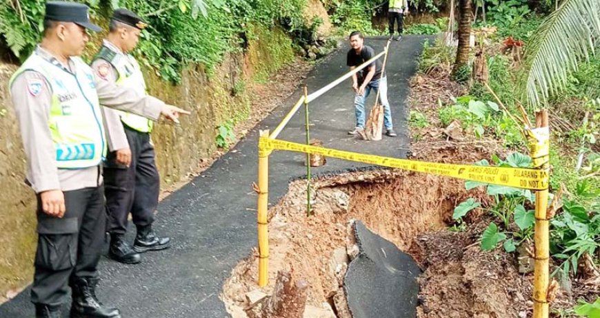 Separuh Jalan Hilang, Tanah Longsor Sebabkan Akses Warga Desa Karangbolong Terganggu