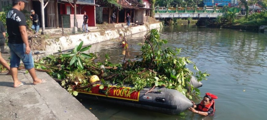 Ratusan Anggota Ormas Bersihkan Sungai Belik dari Sampah
