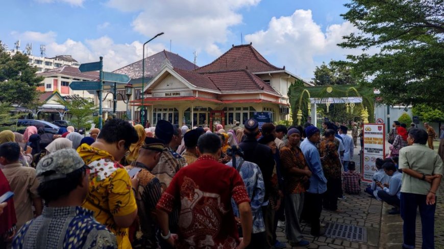 Ribuan Warga Antre Bersalaman dengan Sultan HB X