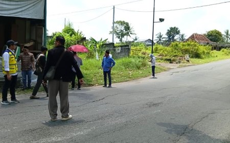 Komisi C DPRD DIY Cek Jalan Rusak di Sentolo