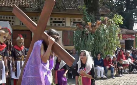 Ratusan Umat Saksikan Pementasan Tablo “Salib Tanda Cinta”