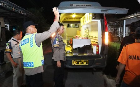 Empati Polres Kebumen terhadap Gadis Yatim Penderita Infeksi Tulang Belakang