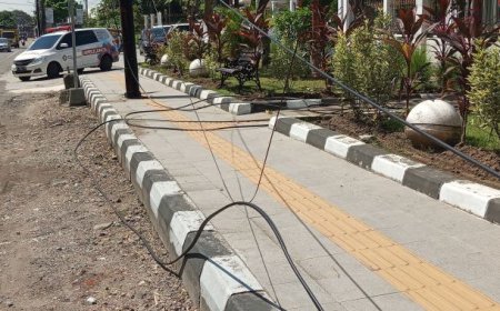 Kabel di Depan Grha Bung Karno Klaten Asal-asalan