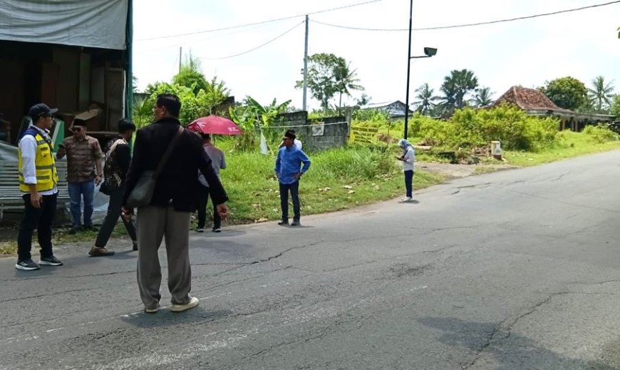 Komisi C DPRD DIY Cek Jalan Rusak di Sentolo