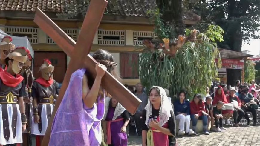 Ratusan Umat Saksikan Pementasan Tablo “Salib Tanda Cinta”