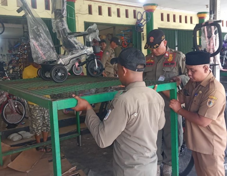 Satpol PP Klaten Tertibkan Ratusan PKL yang Berjualan di Trotoar