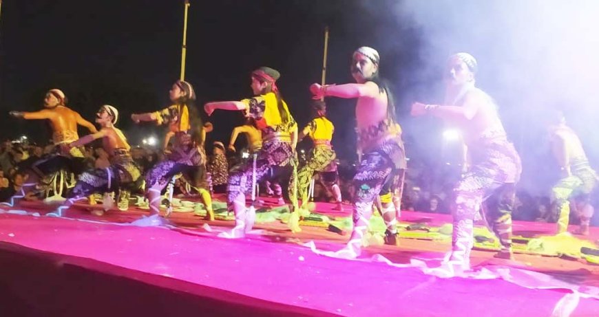 Sewindu Forum EKA Pentaskan Ebeg di Alun-alun Pancasila Kebumen