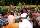 Sultan HB X Bersama Enam Tokoh Agama Tanam Pohon di Monumen Hayati