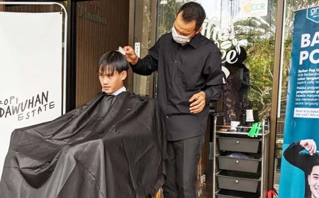Apresiasi Guru dan Buruh, Dawuhan Roastery dan Arfa Barbershop Beri Cukur Serta Kopi Gratis