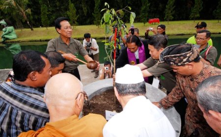 Sultan HB X Bersama Enam Tokoh Agama Tanam Pohon di Monumen Hayati