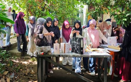 Siswa Sanggar Anak Alam Yogyakarta Presentasi Riset Wayang Suket