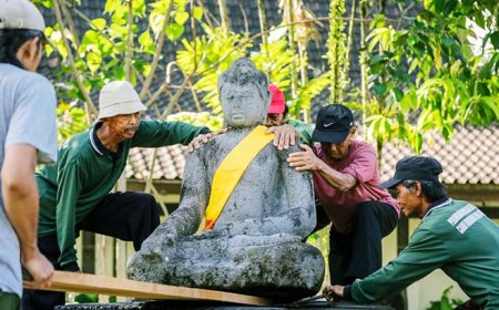 Jelang Hari Raya Waisak, Arca Unfinished Buddha di Candi Borobudur Dipindahkan ke Lokasi Asal