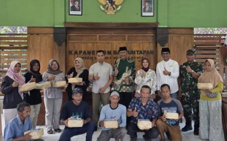Mensesneg dan Titis Ajeng Bagikan Daging Kurban di Bantul