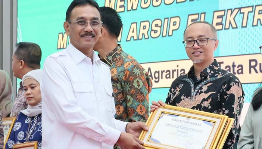 Wujudkan Birokrasi Modern, Sekjen ATR/BPN Beri Penghargaan Satker Pengelola Kearsipan Terbaik 2026