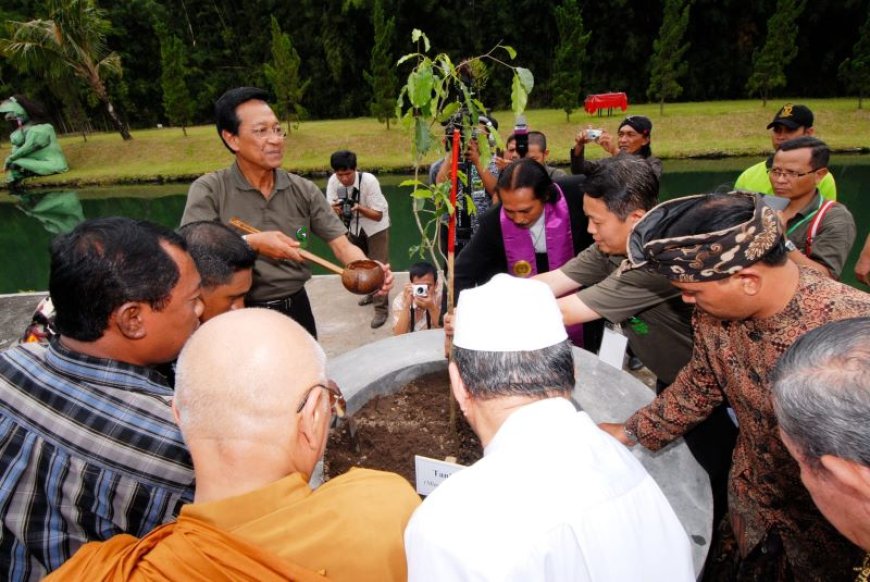 Sultan HB X Bersama Enam Tokoh Agama Tanam Pohon di Monumen Hayati