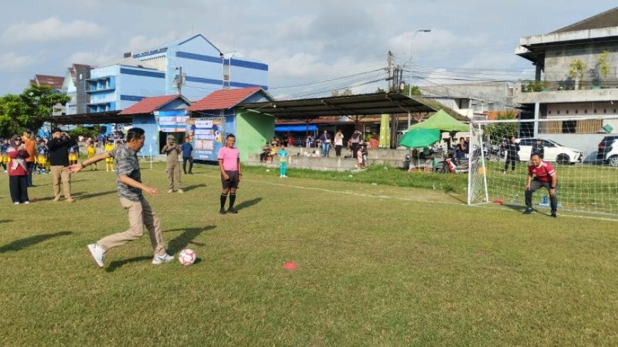 Tendangan Penalti Wakil Bupati Bantul Bobol Gawang Lurah Panggungharjo