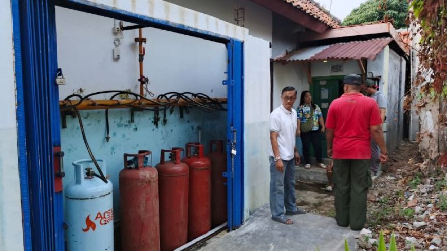 SPPG Diprotes Menempel Tembok Rumah Warga
