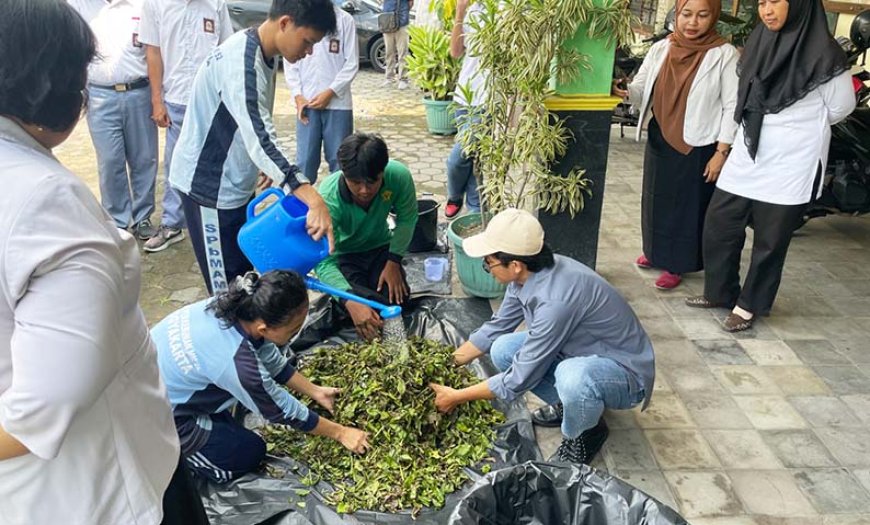 Dosen Agroteknologi UMBY Sulap Gulma Siam Jadi Pupuk Organik Cepat Saji di SMK Perkebunan MM 52