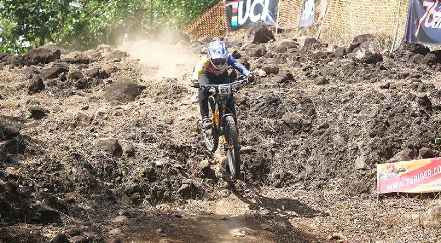 Rider Junior Dimas Aradhana Pecahkan Rekor Waktu Men Elite di 76 Indonesian Downhill 2026 Bantul